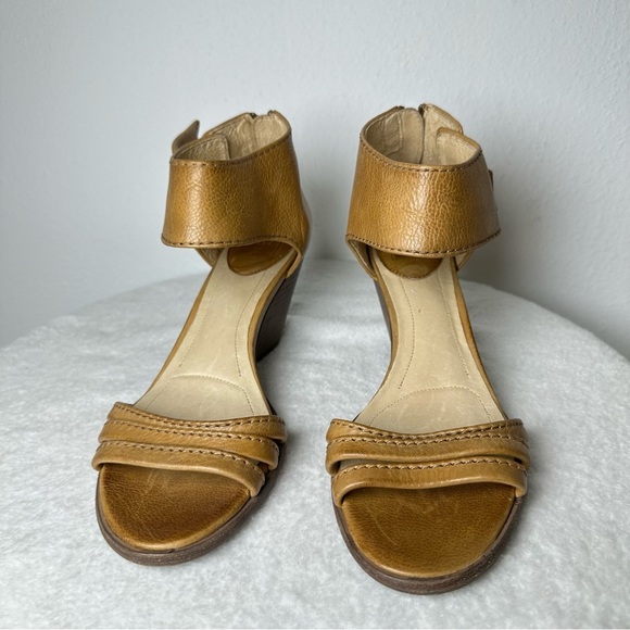 NWOB Frye Reina Heel Tan Leather With Back Zipper Closure - Picture 4 of 13